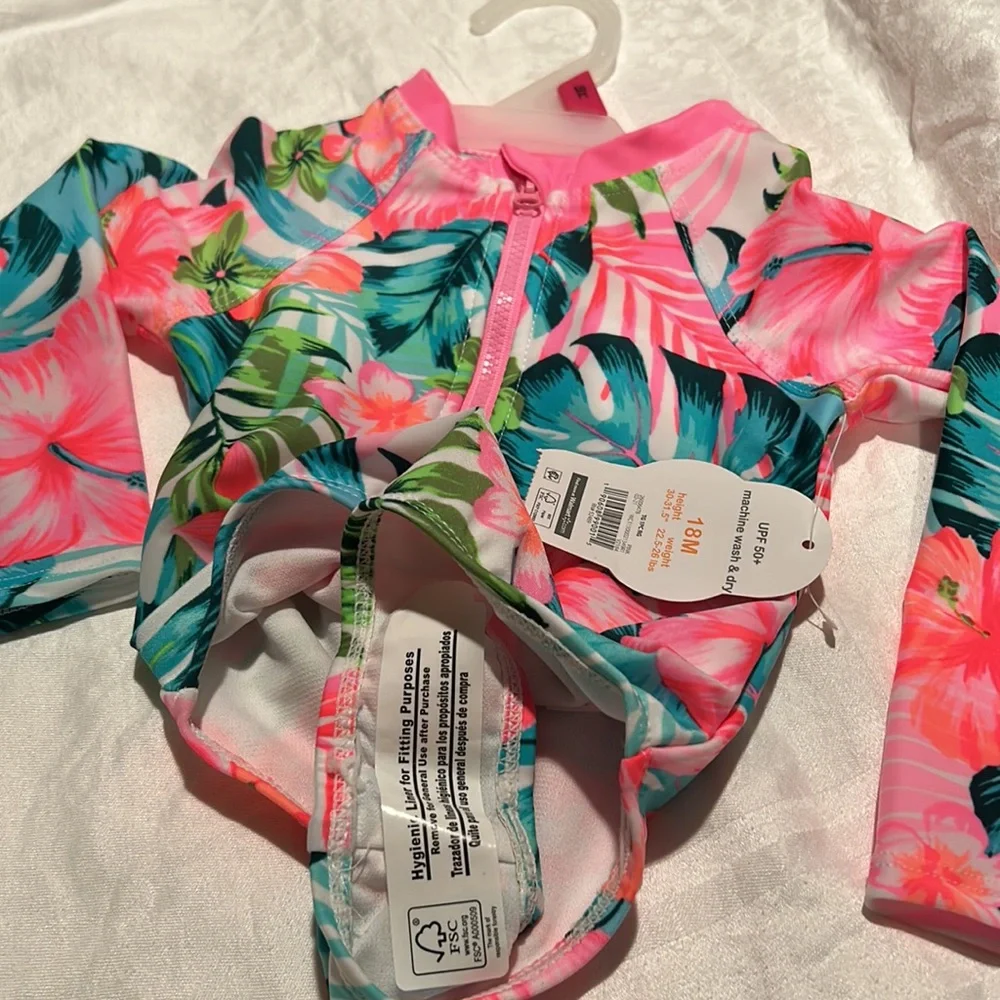 One please, Hawaii, Maui‎ themed bathing suit. NEW